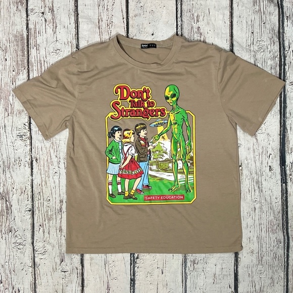 Don't Talk To Strangers UFO Alien Cartoon Comic Mens Tshirt - Picture 1 of 6